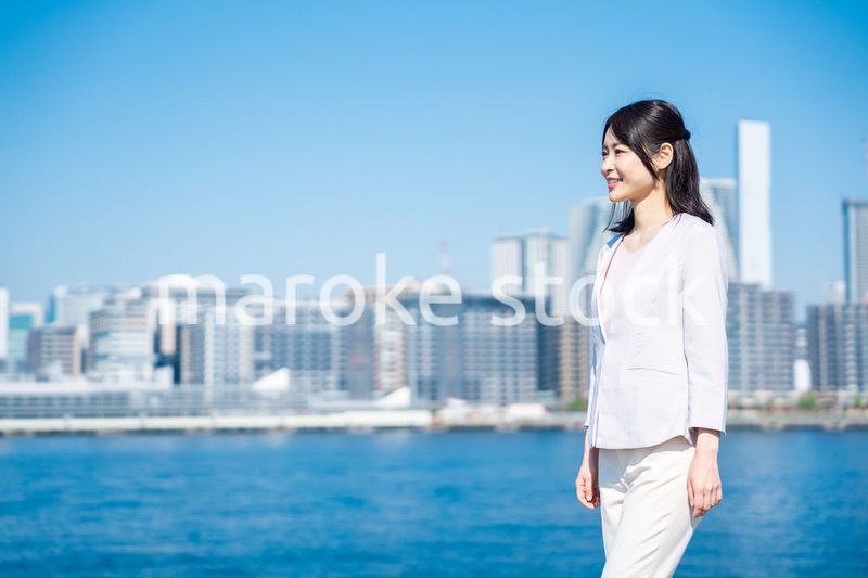 外の空気を吸ってリフレッシュするビジネスウーマン