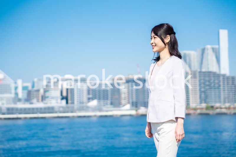 外の空気を吸ってリフレッシュするビジネスウーマン