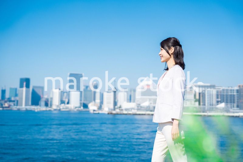 外の空気を吸ってリフレッシュするビジネスウーマン