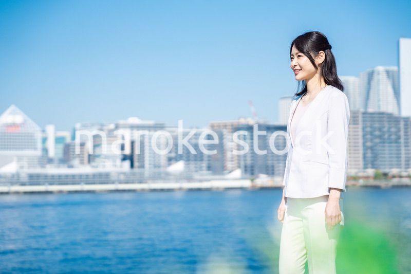 外を歩くビジネスウーマン