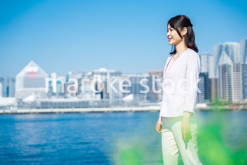 笑顔で外を歩くビジネスウーマン