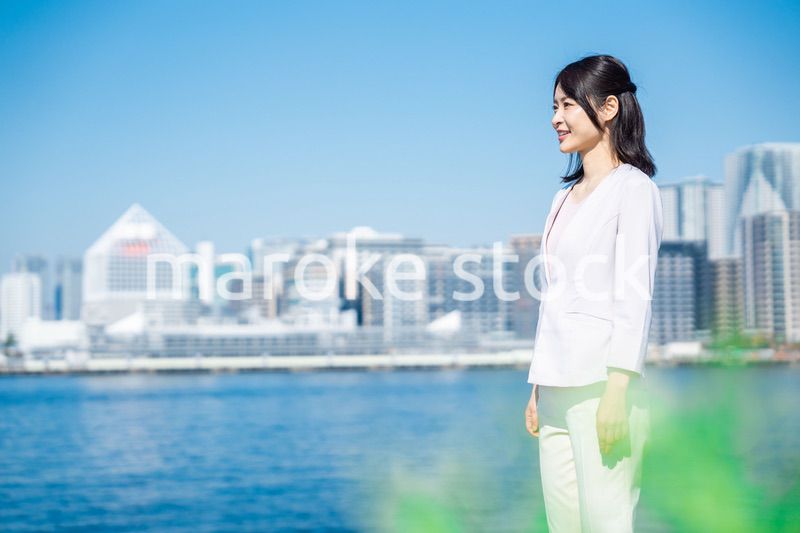 外を歩くビジネスウーマン