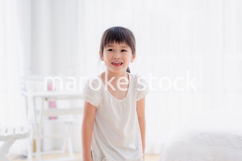 おうちで遊ぶ小さな女の子