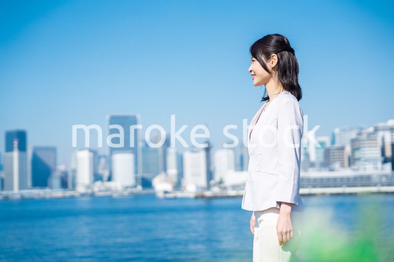 外を歩くビジネスウーマン