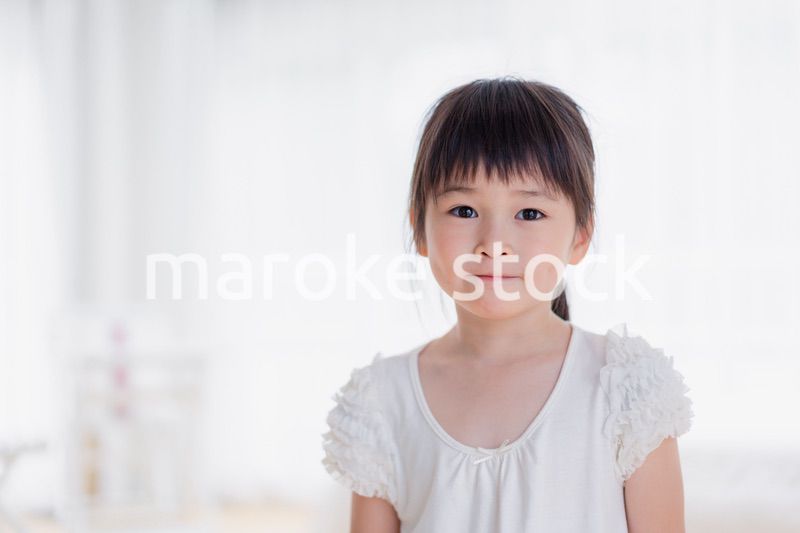 おうちで遊ぶ小さな女の子