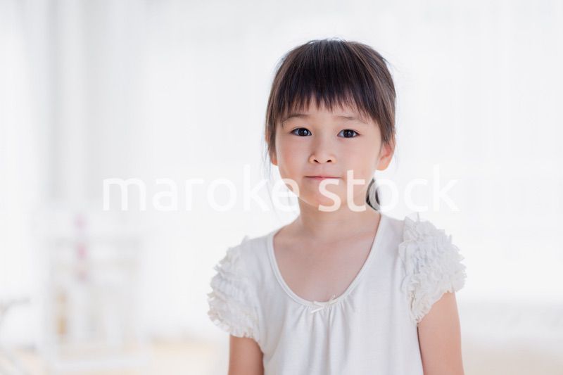 おうちで遊ぶ小さな女の子