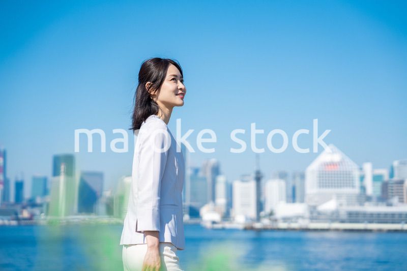 未来を見上げるキャリアウーマン