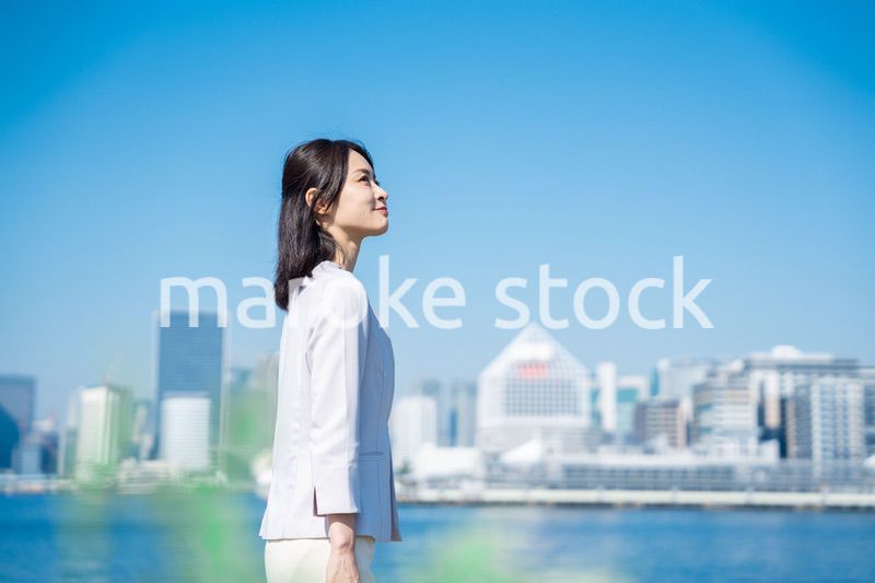 未来を見上げるキャリアウーマン