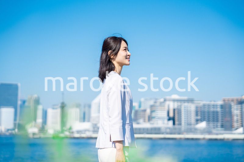笑顔で外を歩くビジネスウーマン