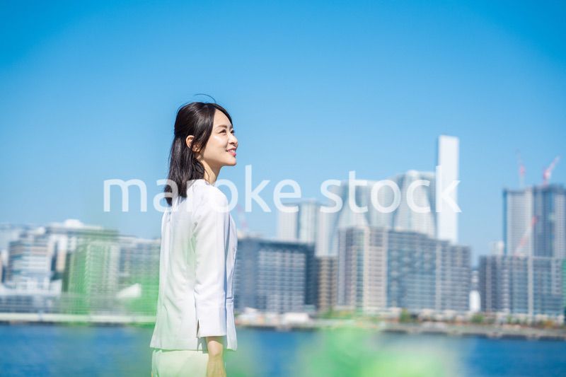 未来を見上げるキャリアウーマン