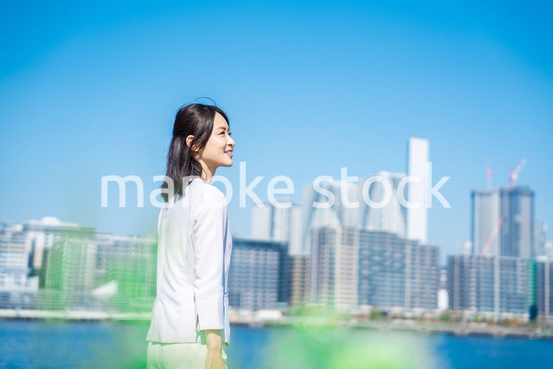 笑顔で外を歩くビジネスウーマン