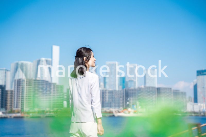 未来を見上げるキャリアウーマン