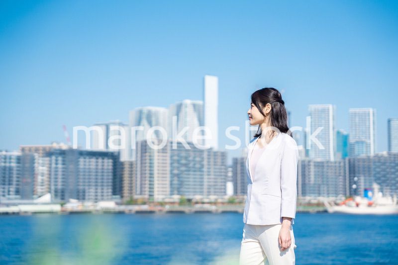 未来を見上げるキャリアウーマン