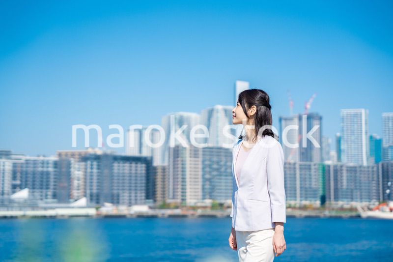 笑顔で外を歩くビジネスウーマン