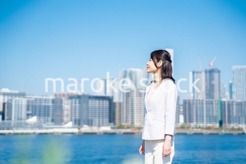 未来を見上げるキャリアウーマン
