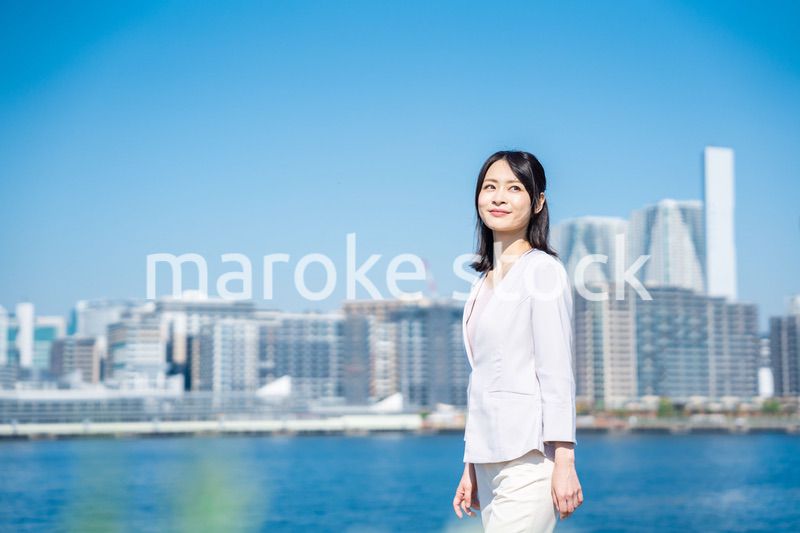 未来を見上げるキャリアウーマン