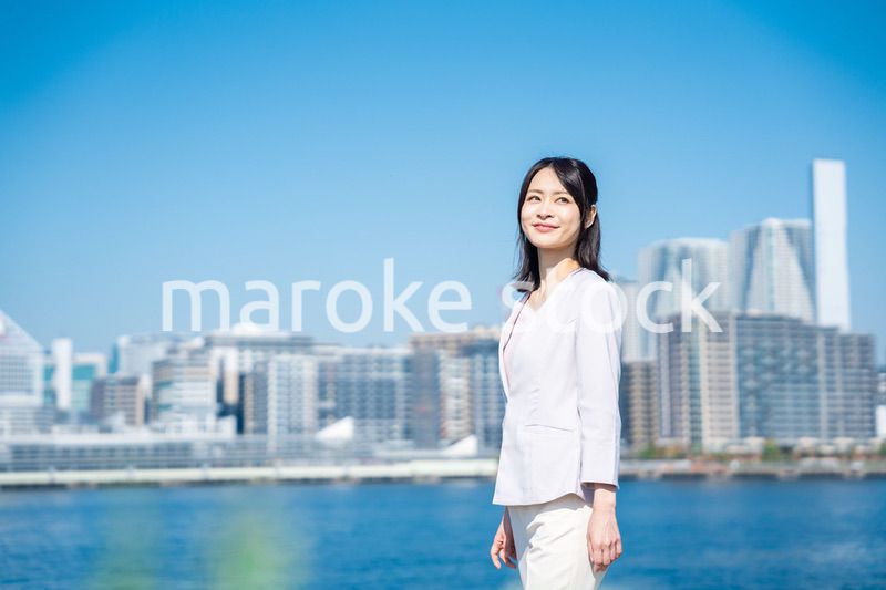 未来を見上げるキャリアウーマン