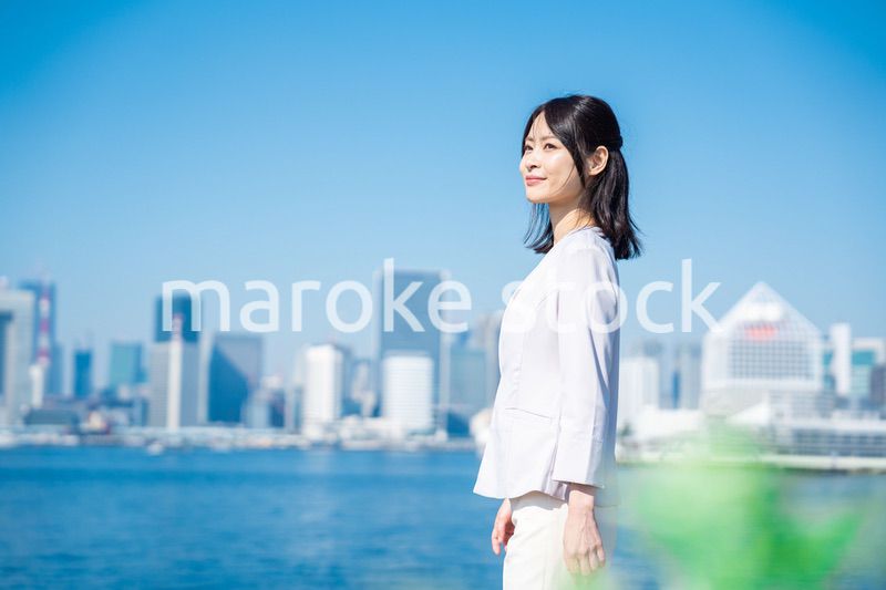 未来を見上げるキャリアウーマン