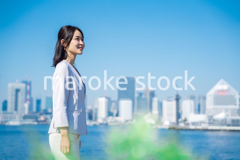 未来を見上げるキャリアウーマン