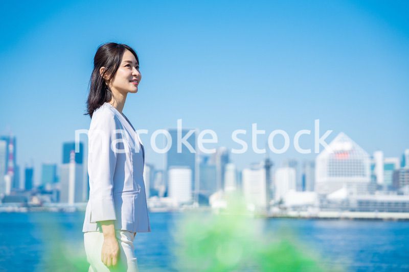 笑顔で外を歩くビジネスウーマン