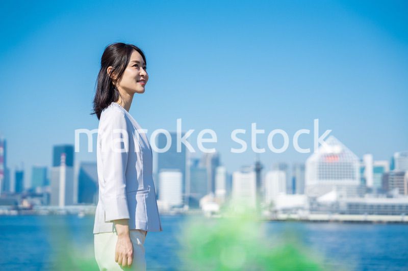 未来を見上げるキャリアウーマン