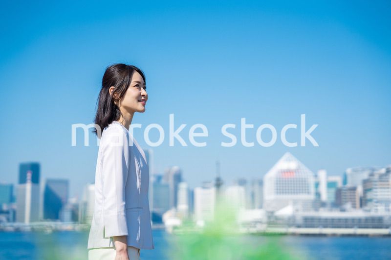 未来を見上げるキャリアウーマン