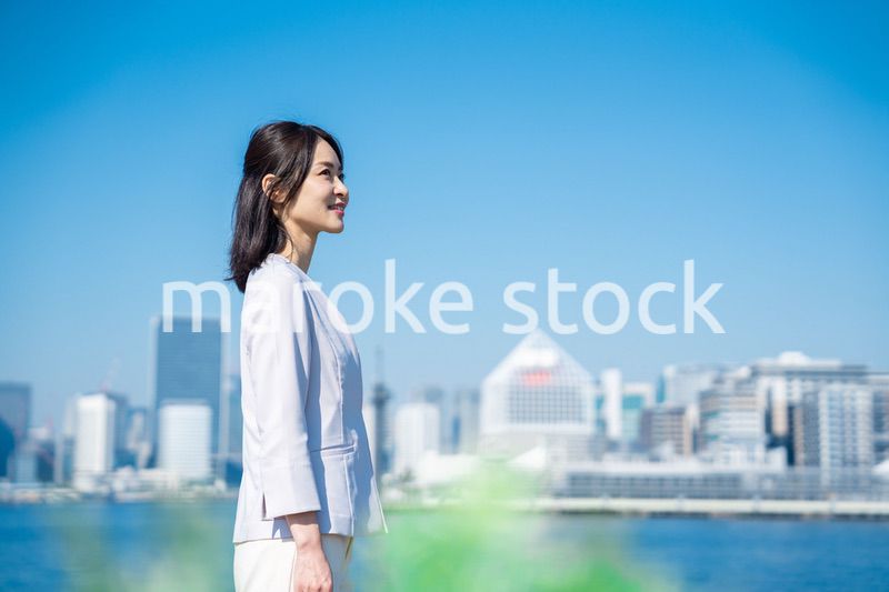 未来を見上げるキャリアウーマン