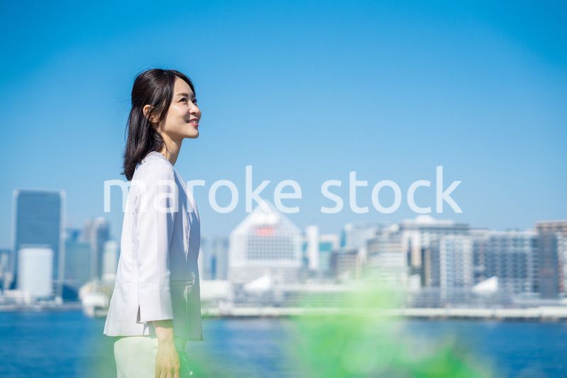 未来を見上げるキャリアウーマン