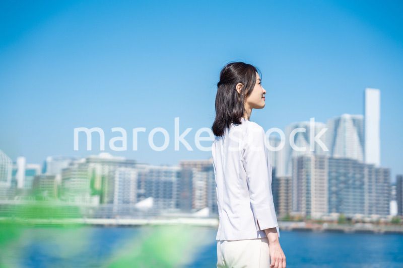 未来を見上げるキャリアウーマン