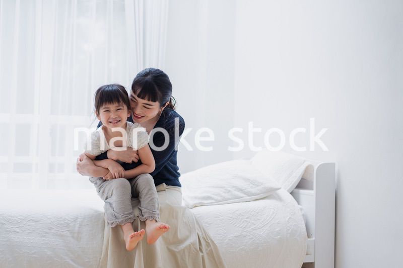 お家で子供と遊ぶお母さん