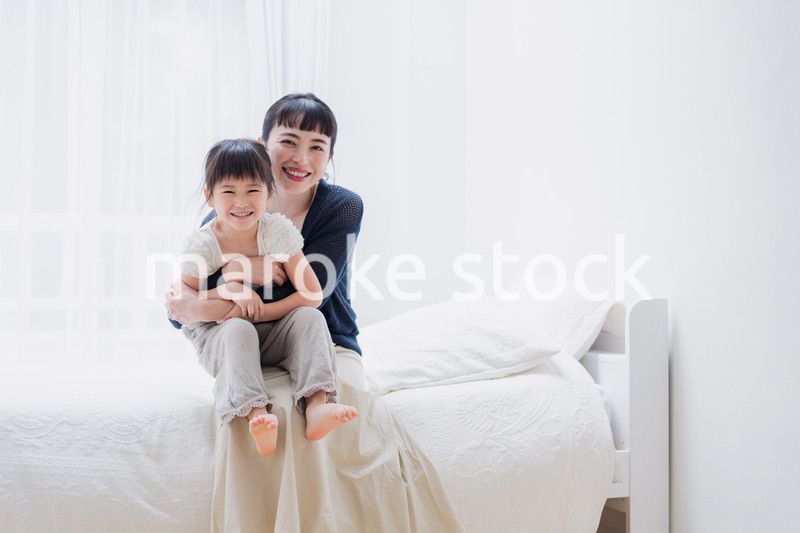 お家で子供と遊ぶお母さん