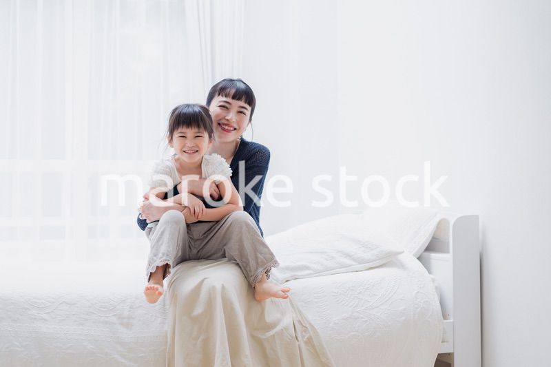 お家で子供と遊ぶお母さん