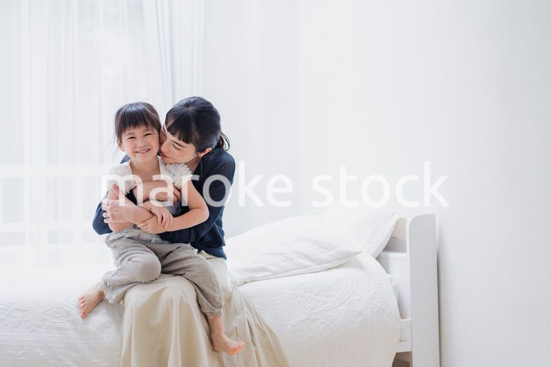 お家で子供と遊ぶお母さん