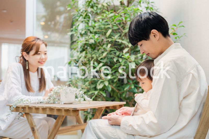 おうちのテラスで赤ちゃんと過ごす家族