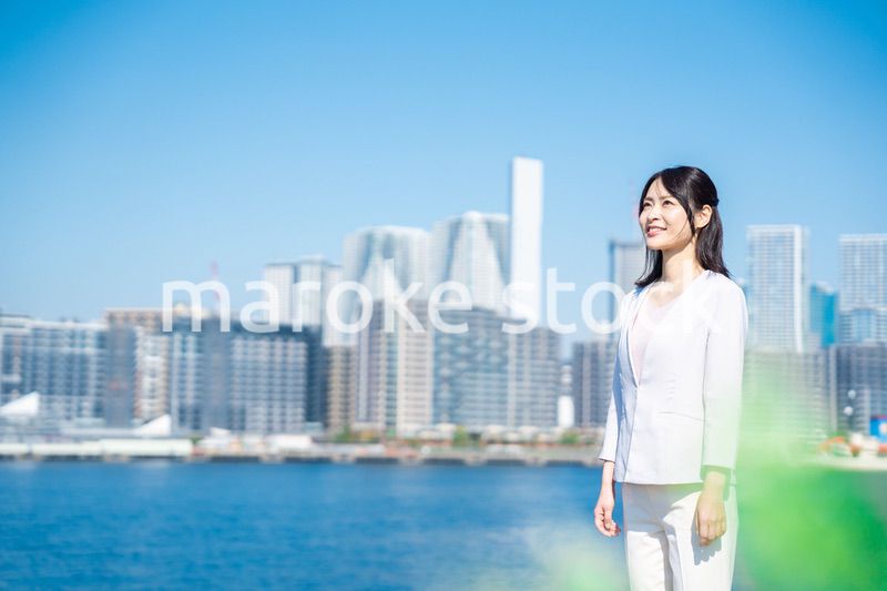 未来を見上げるキャリアウーマン