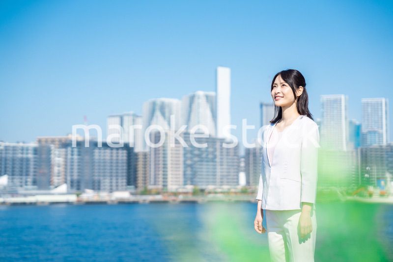 未来を見上げるキャリアウーマン