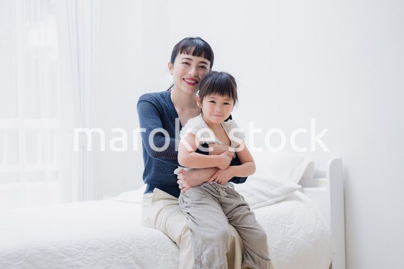 お家で子供と遊ぶお母さん