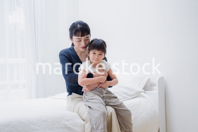 お家で子供と遊ぶお母さん