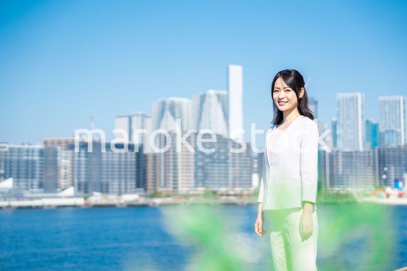 外を歩くビジネスウーマン