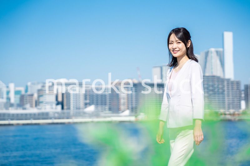 外を歩くビジネスウーマン