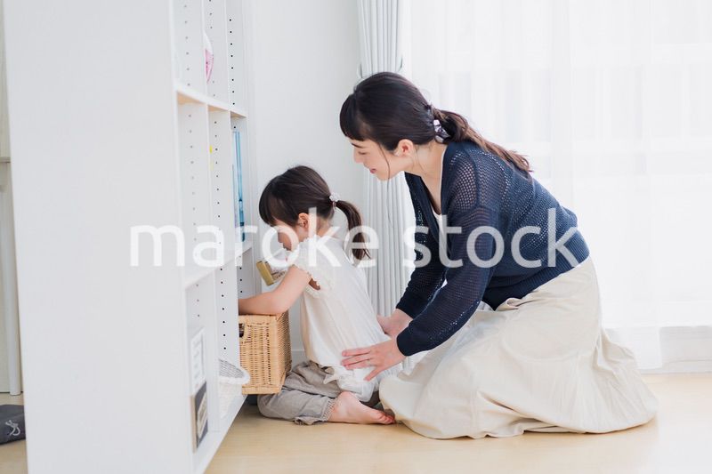 お家で子供と遊ぶお母さん