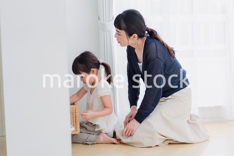 お家で子供と遊ぶお母さん