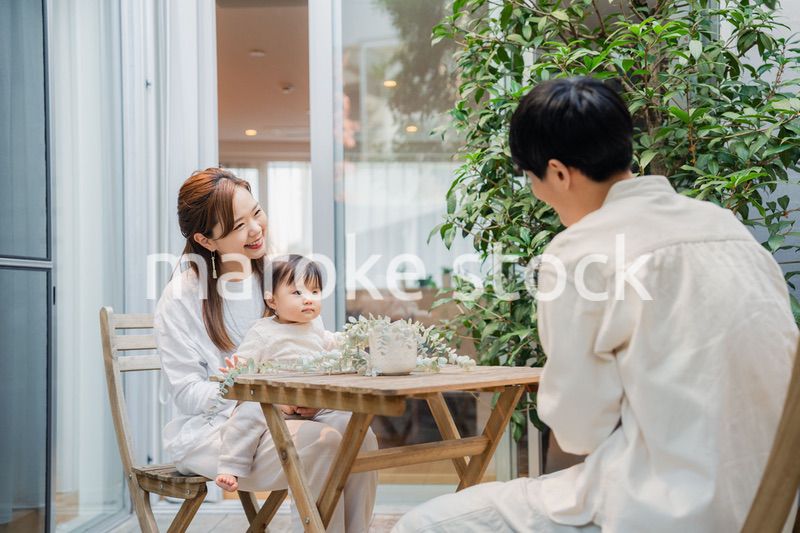 おうちのテラスで赤ちゃんと過ごす家族