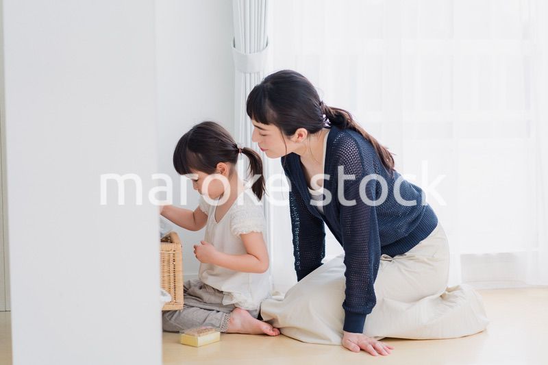 お家で子供と遊ぶお母さん