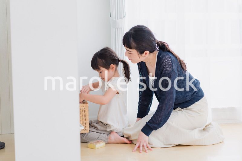 お家で子供と遊ぶお母さん