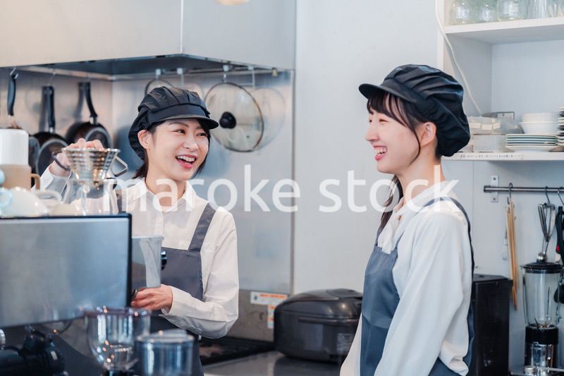 楽しく業務内容を教えてもらう飲食店アルバイトの女性