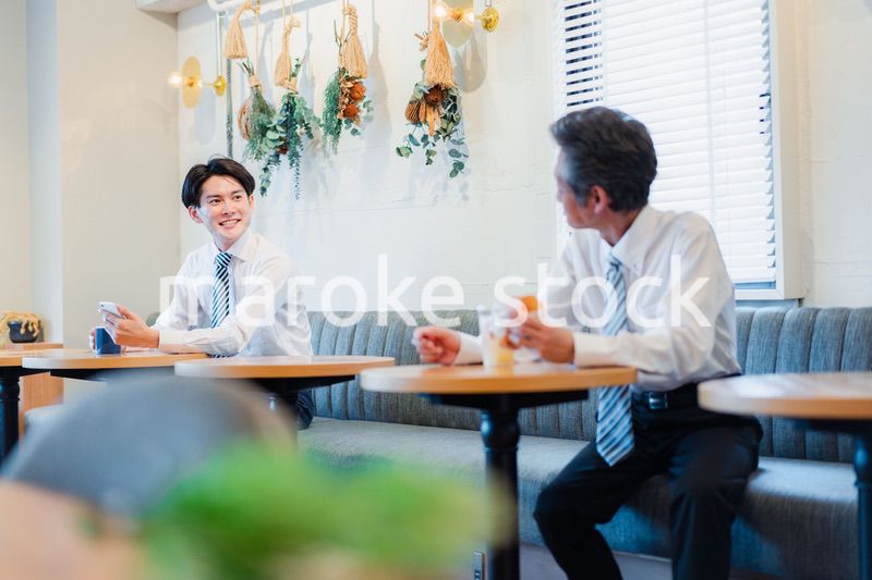 ハンバーガーショップでランチを食べるビジネスマン