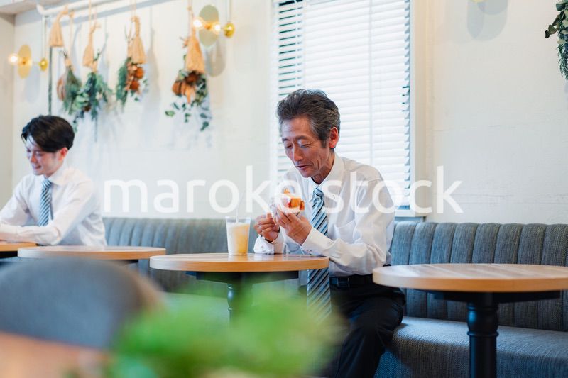 ハンバーガーショップでランチを食べるビジネスマン
