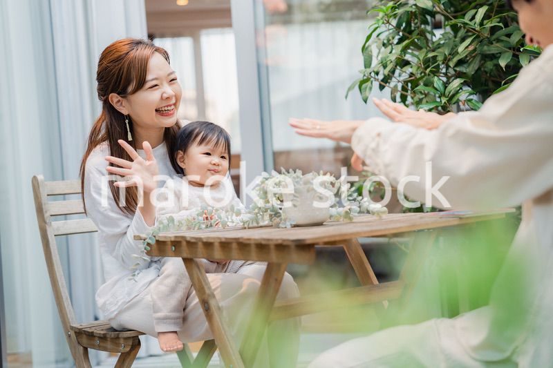おうちのテラスで赤ちゃんと過ごす家族