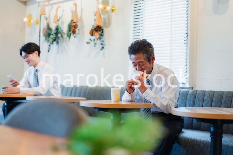ハンバーガーショップでランチを食べるビジネスマン